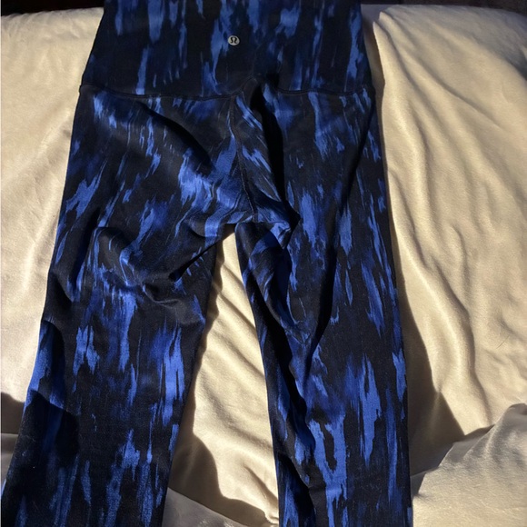 GUC Lululemon Blue and Black 23” Crops Size 6 - Picture 2 of 4